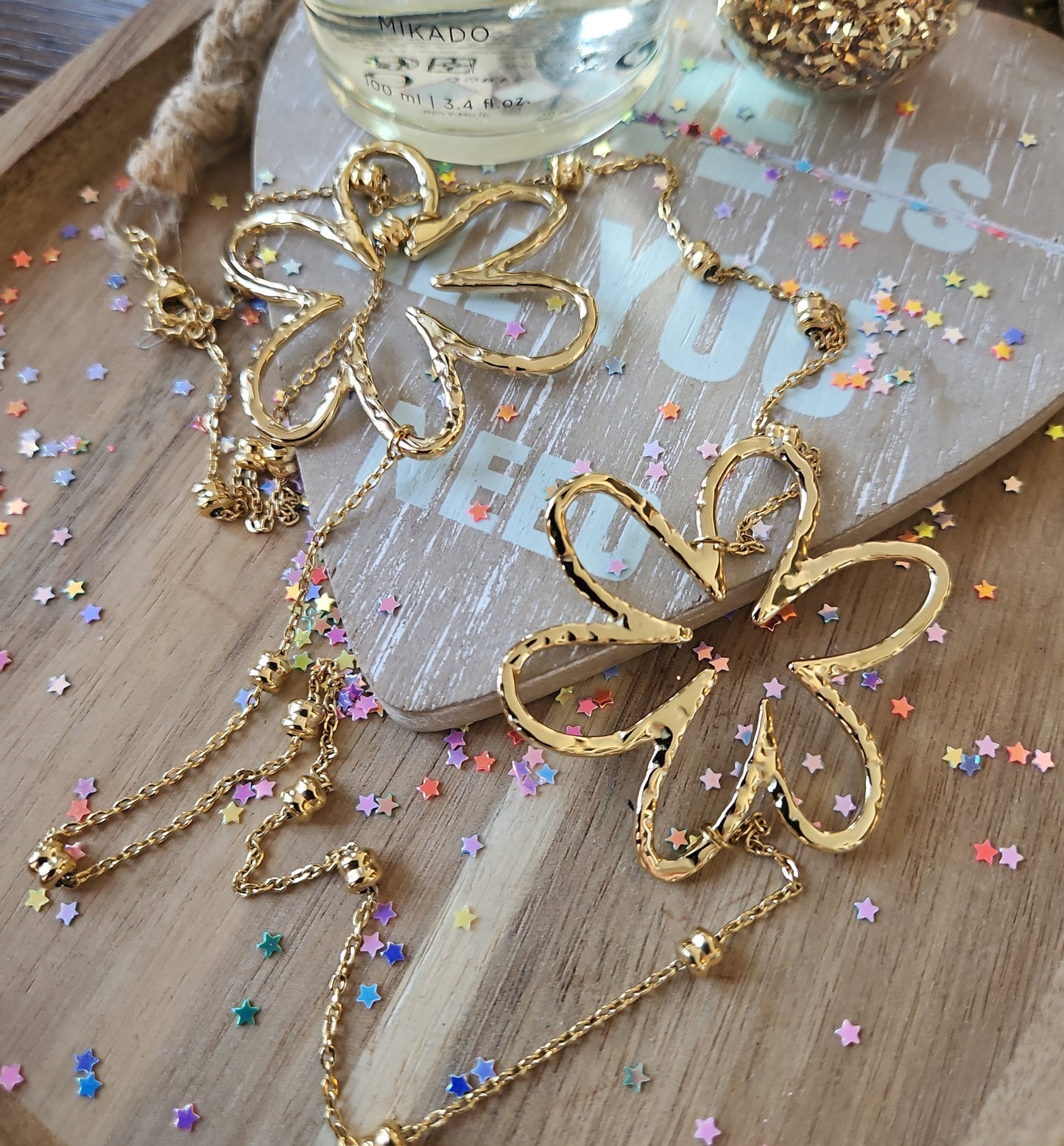 openwork flower necklace