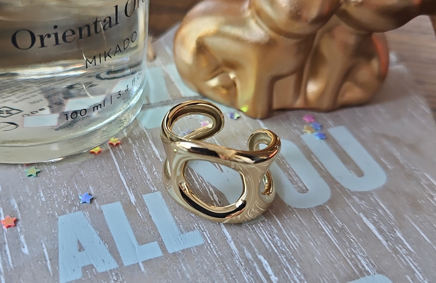 Openwork geometric ring