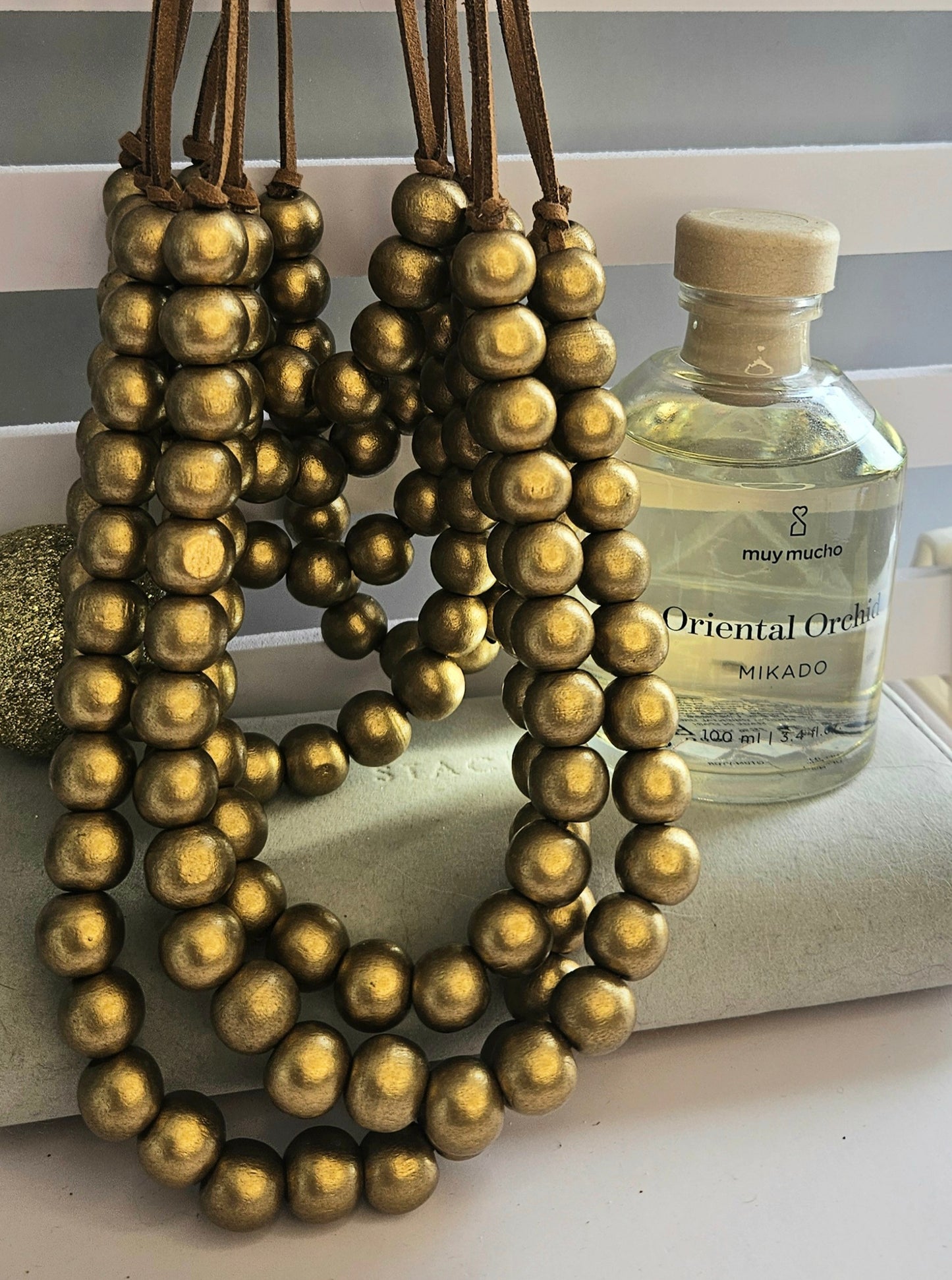 Collier perle de bois doré et cordon cuir