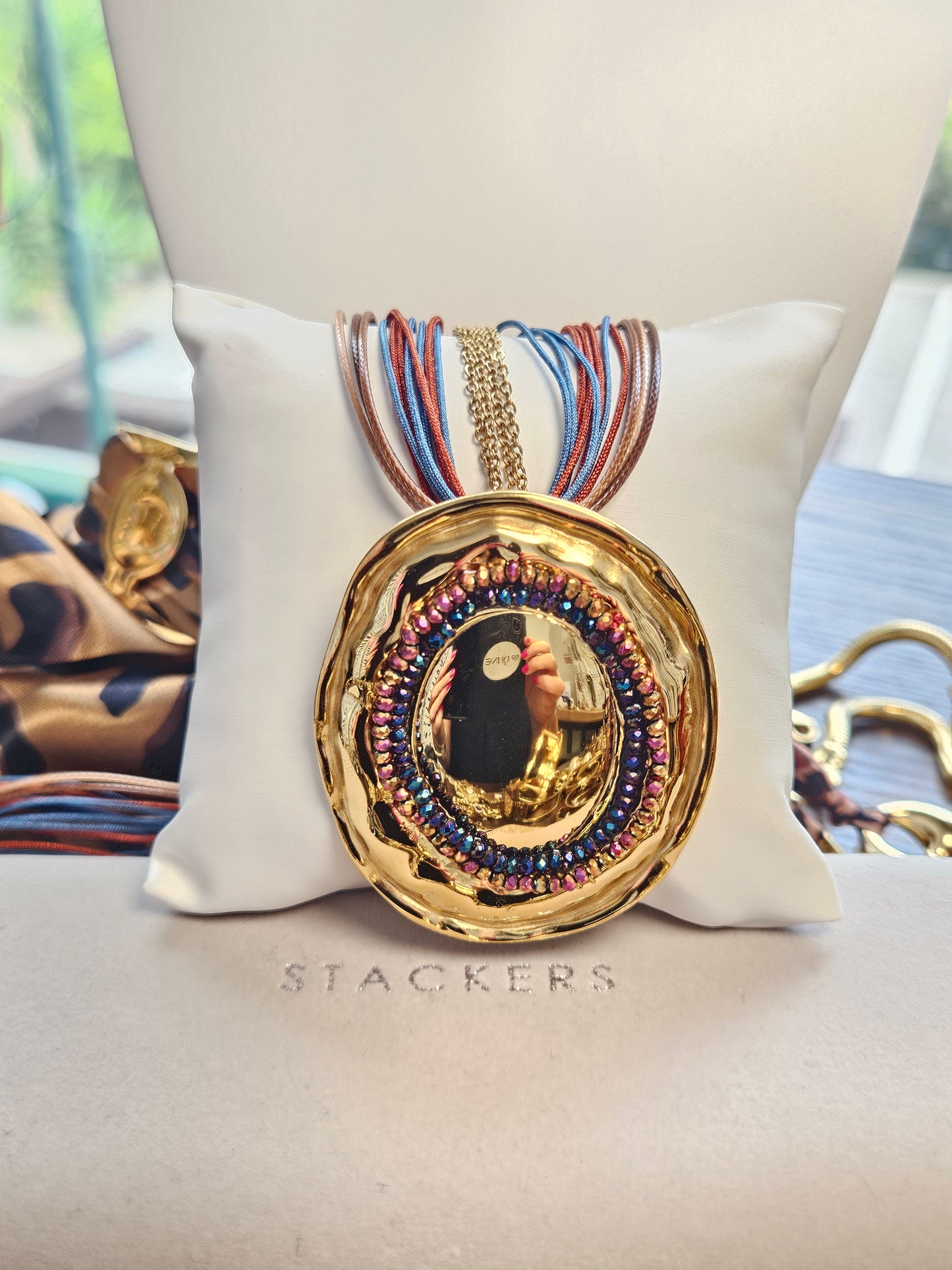 Collier médaille martelée et perles