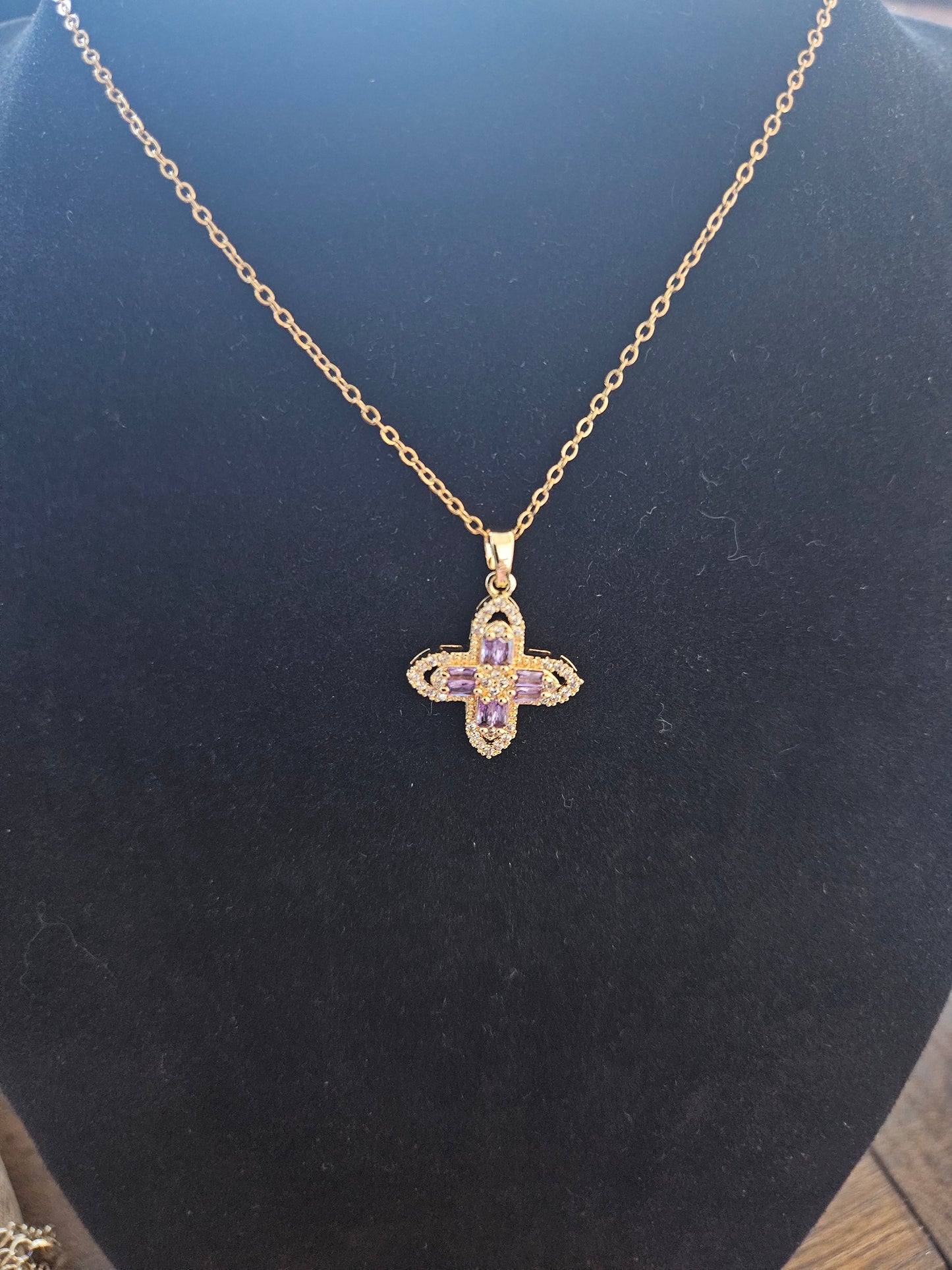 Collier croix cristal mauve