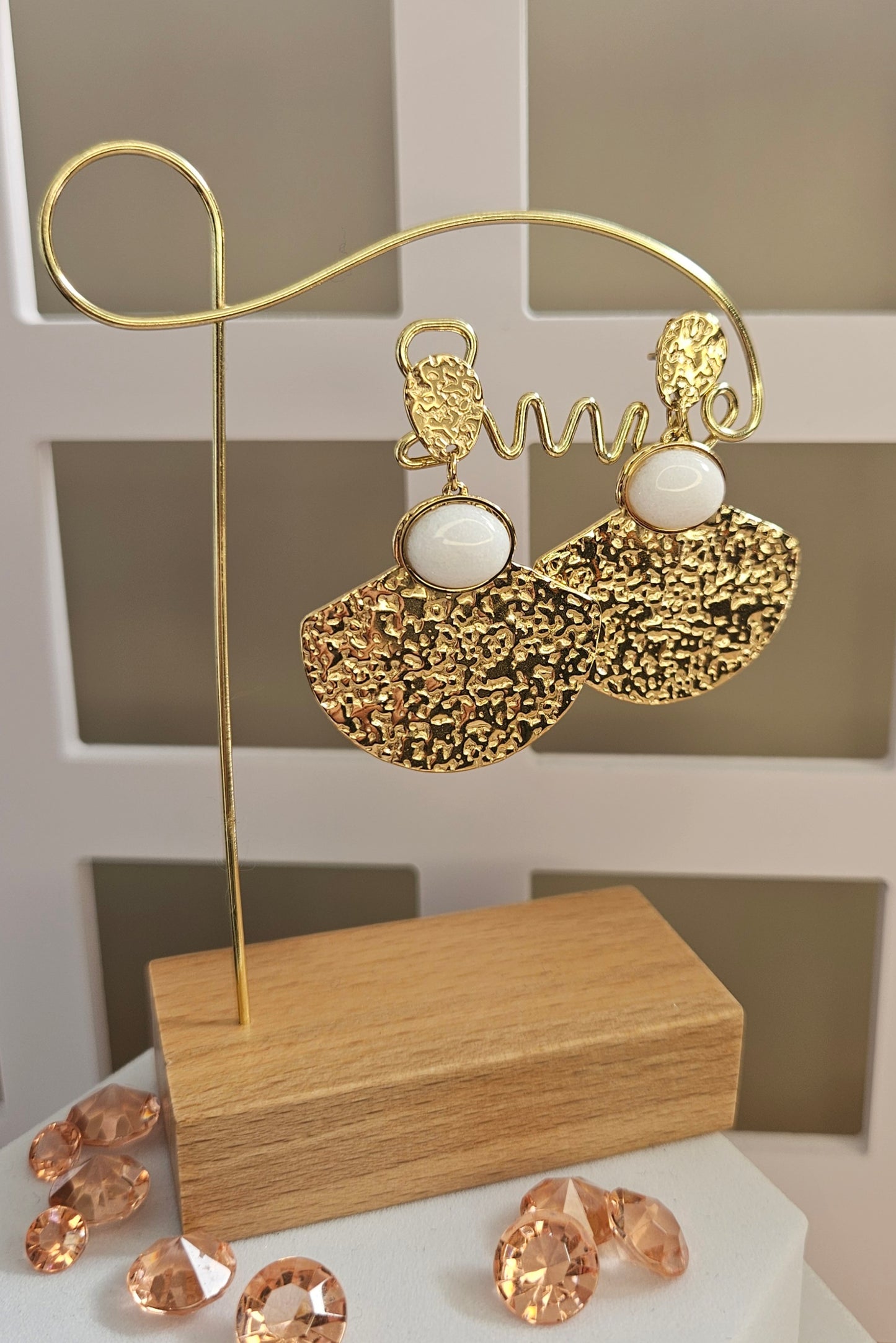 Boucles d'oreilles demi lune pierre blanche natutelle