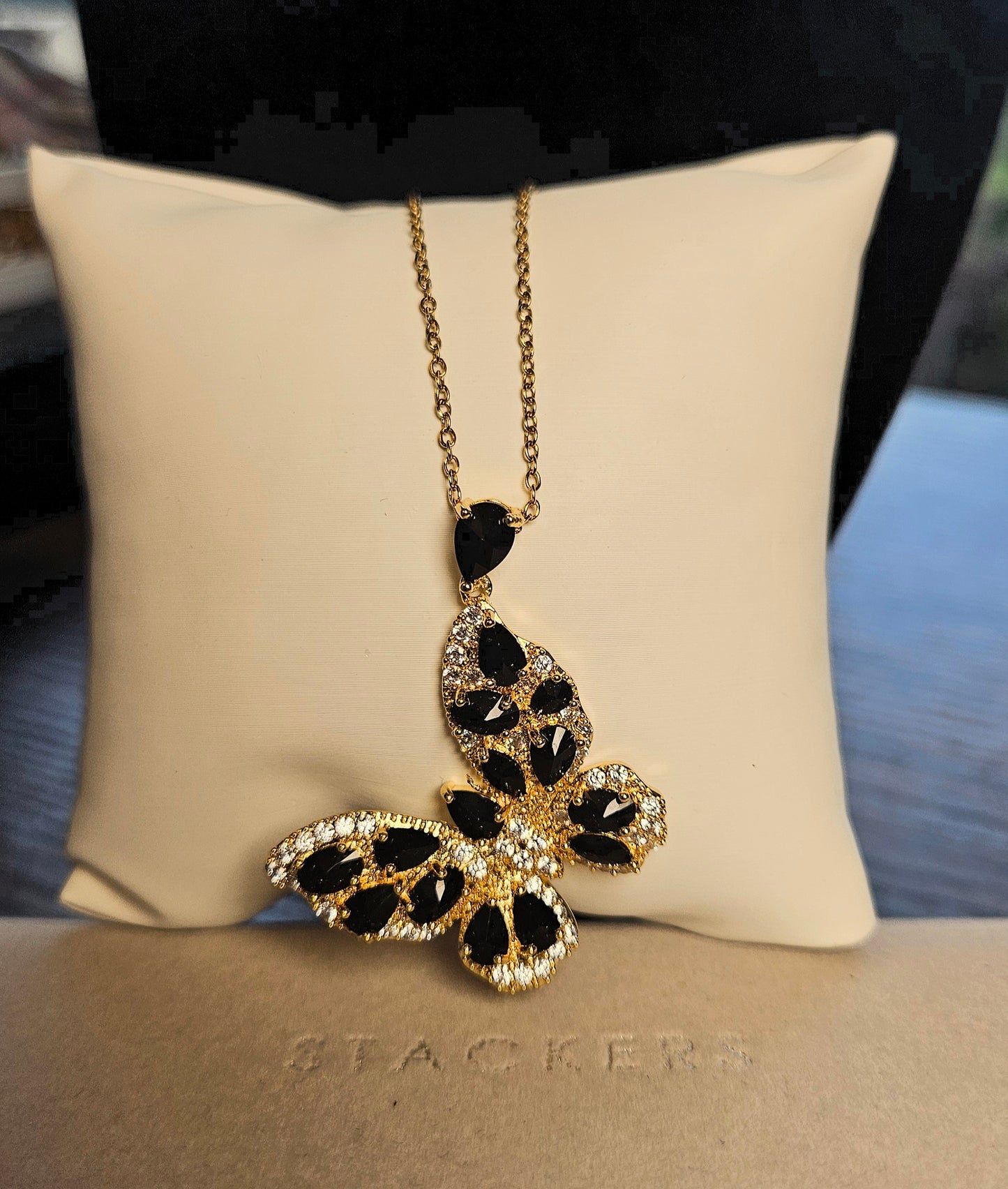 Collier papillon crital noir dore