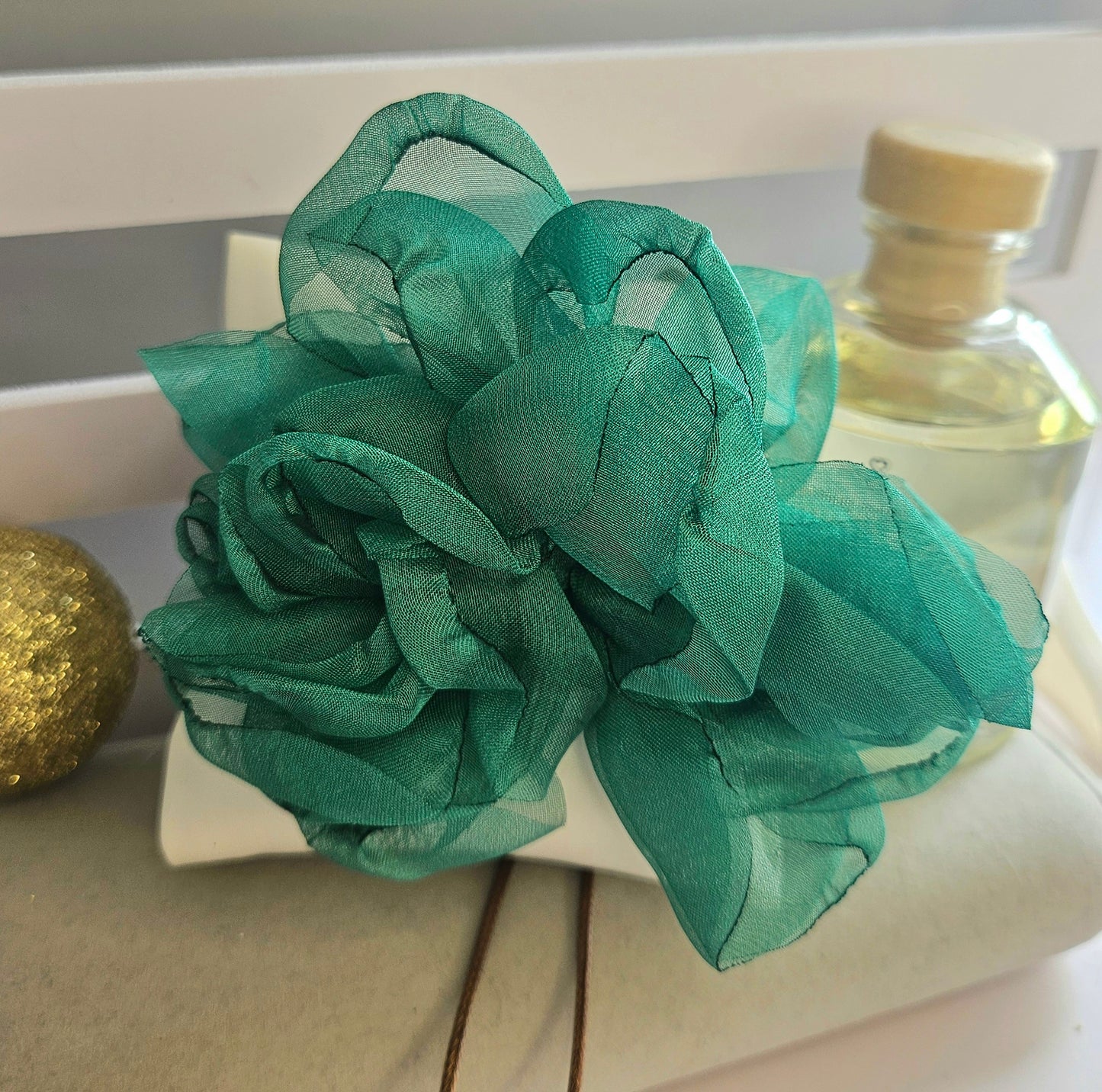 Collier fleur verte cordon cuir
