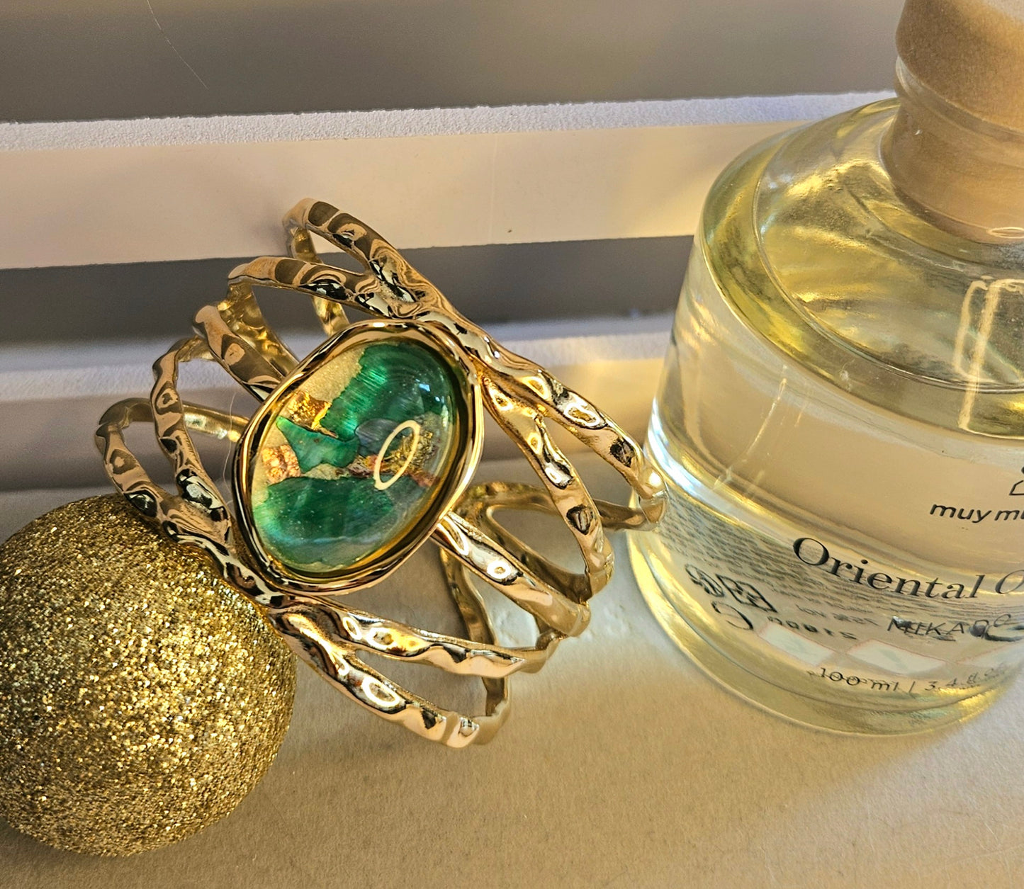Bracelet manchette verte resine feuille d'or