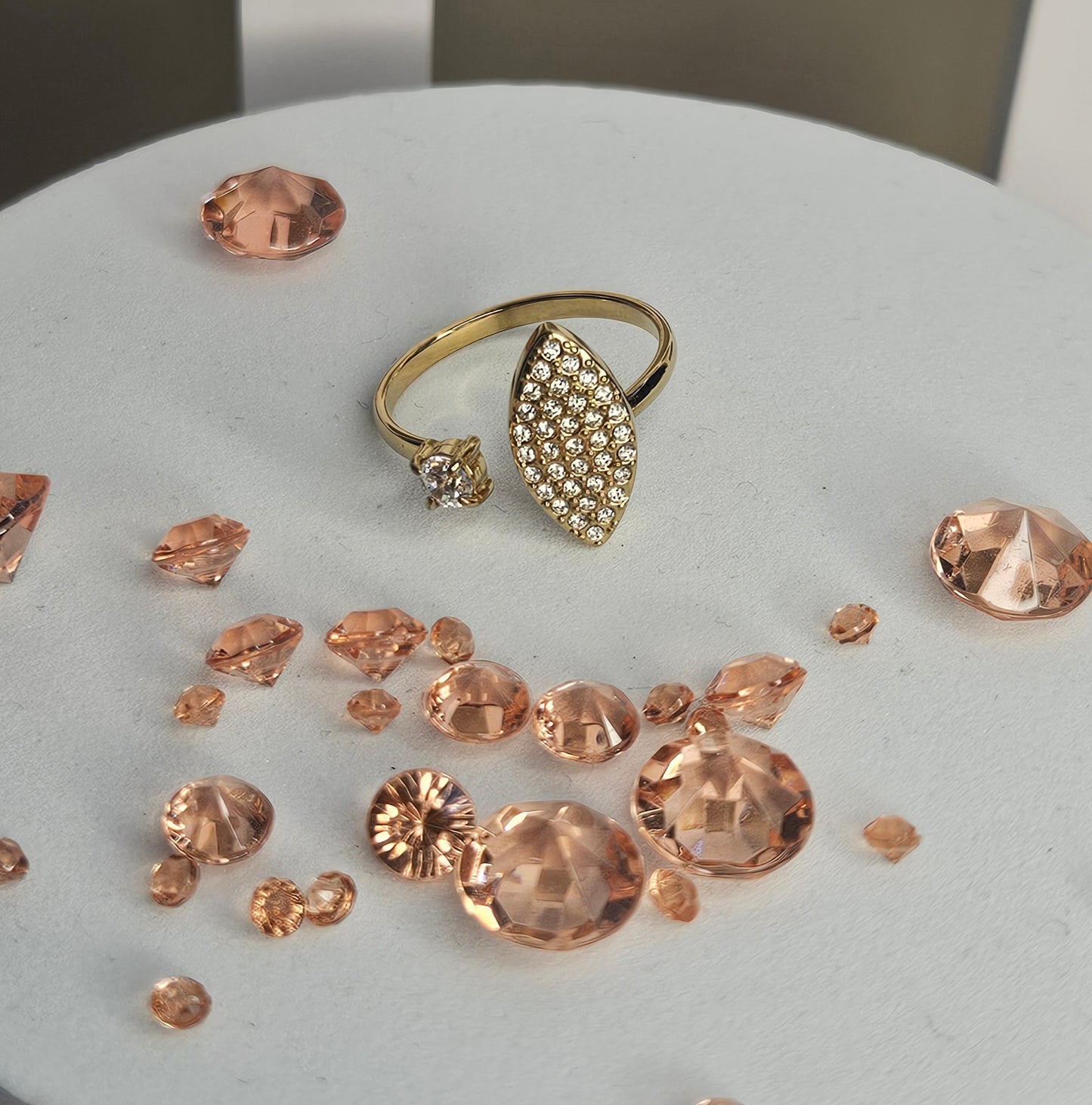 Bague ovale et zirconium