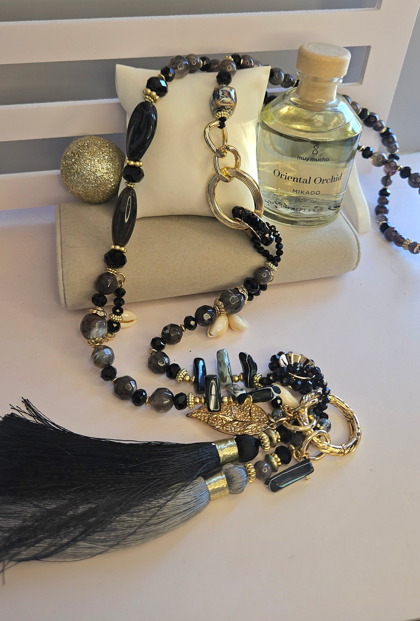 Collier sautoir tres long noir et gris