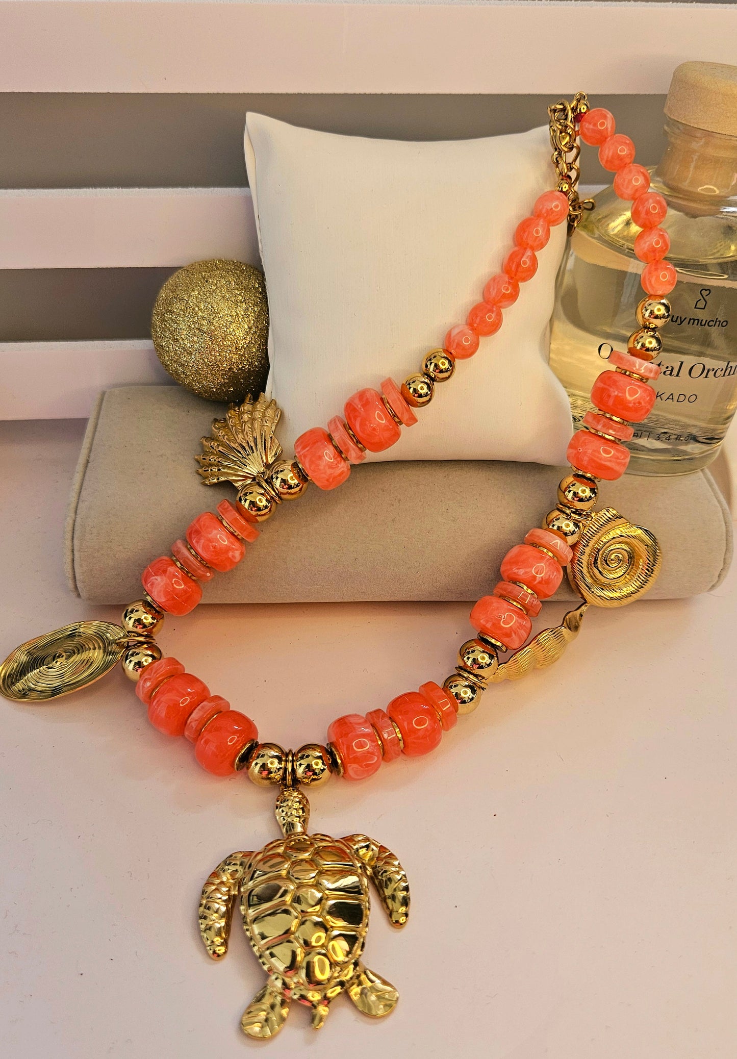 Collier orange tortue