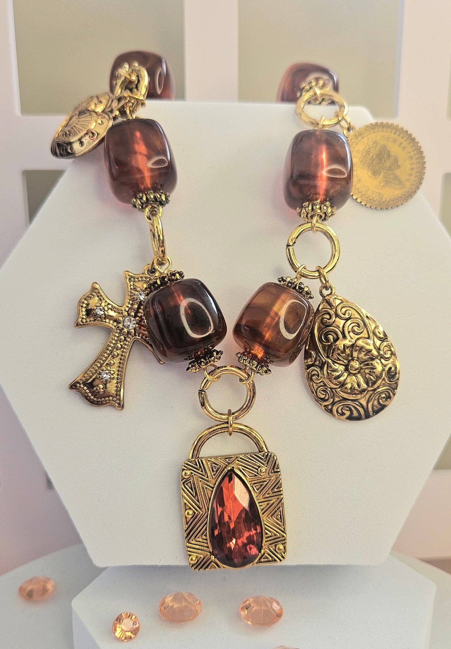 Collier breloque croix et cristal champagne