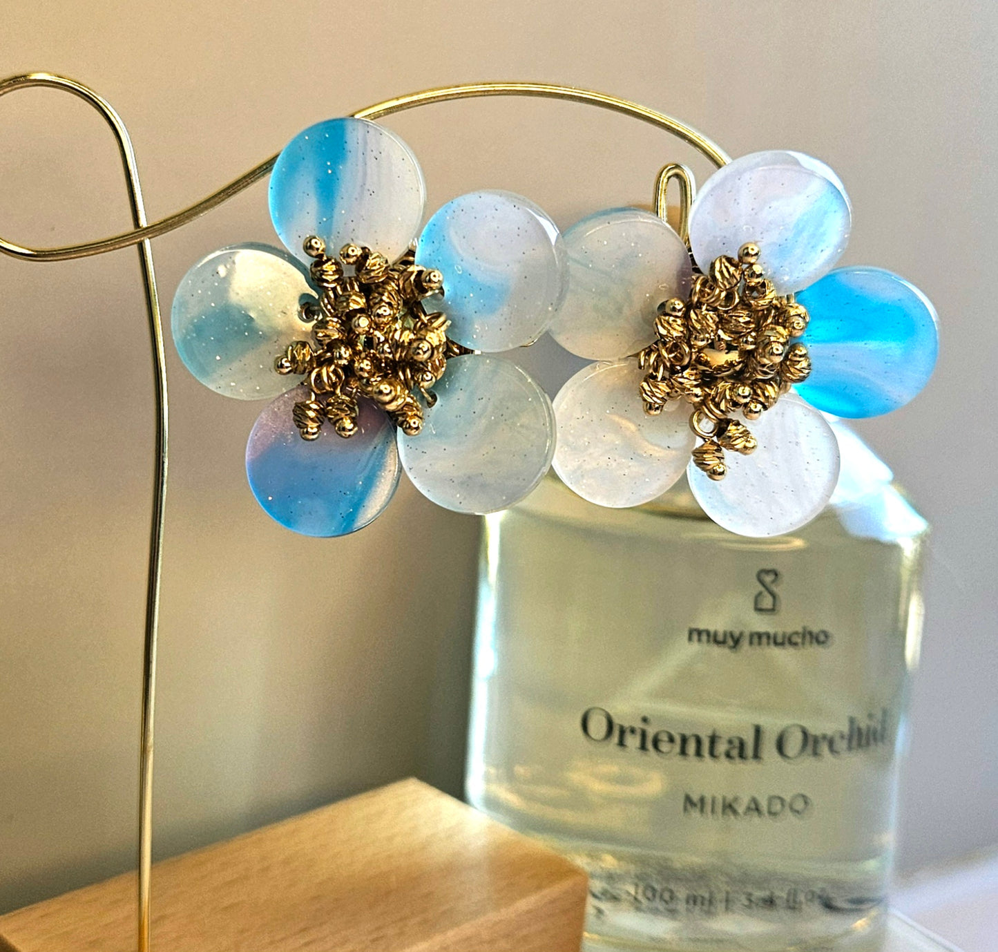 Boucles d'oreilles fleur bleue nacrée