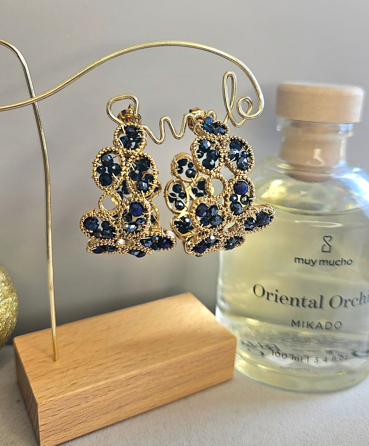 Boucles d'oreilles créoles fleurs bleues cristal