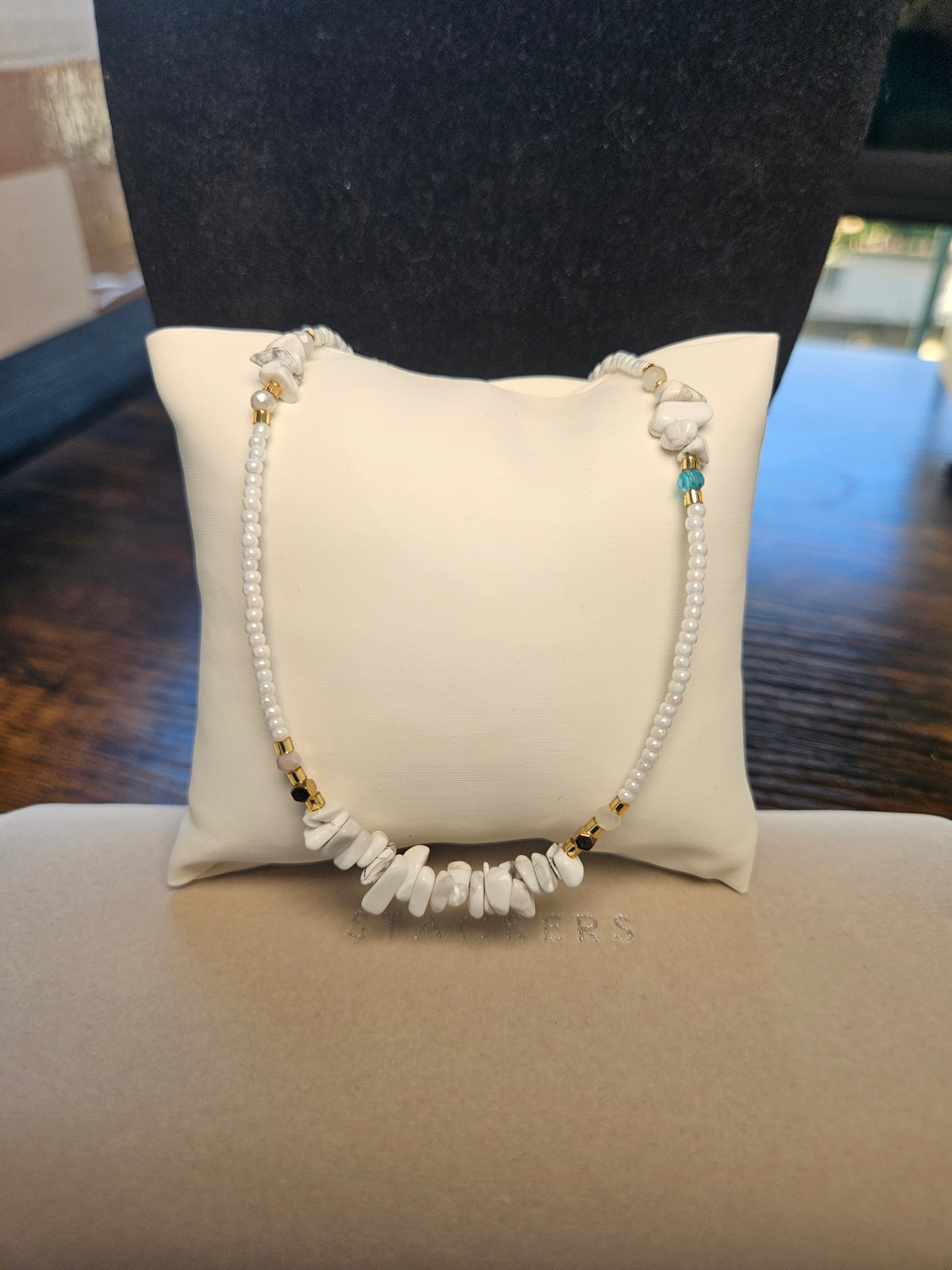 Collier fait main pierre naturelle blanche