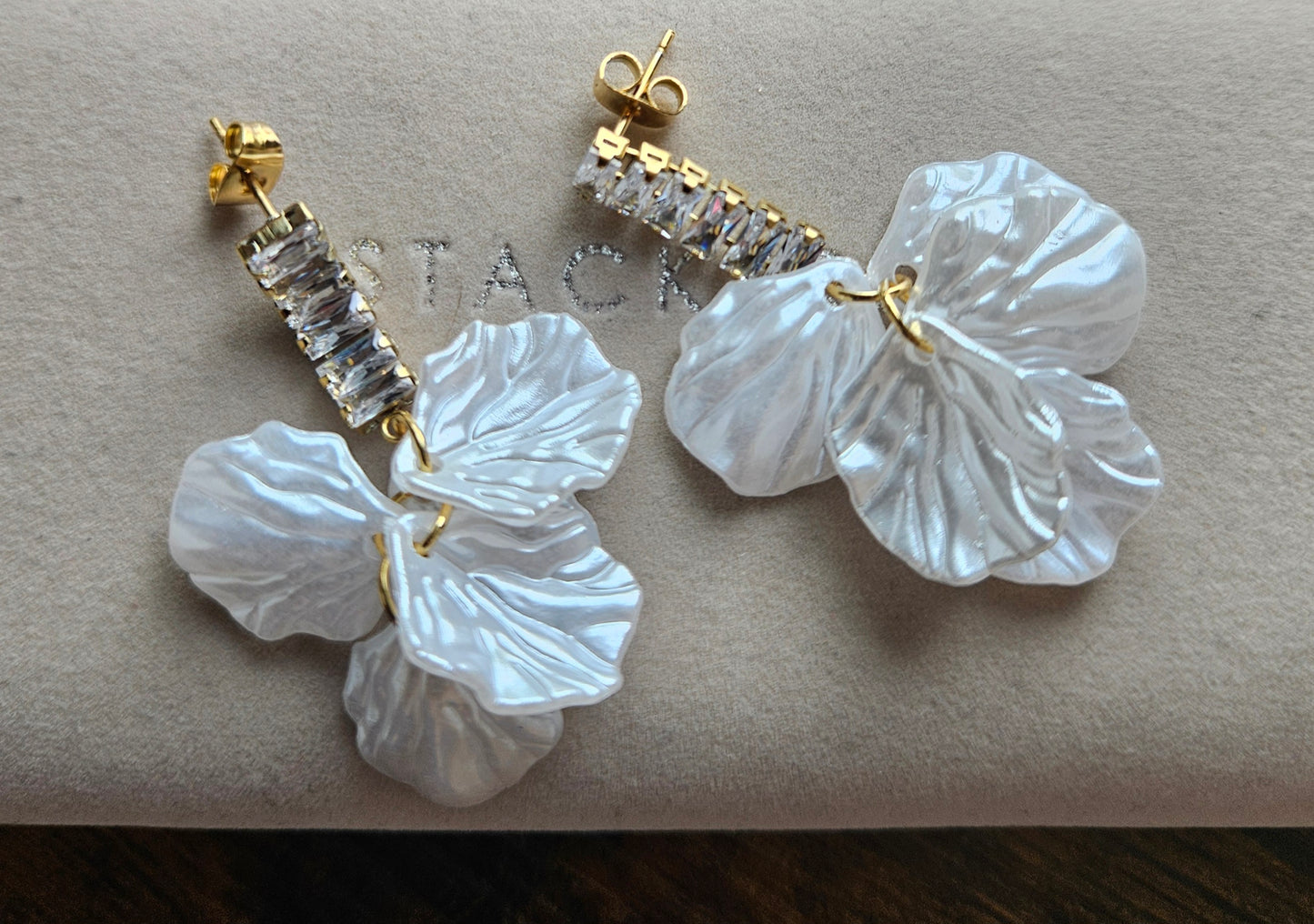 Boucles d'oreilles fleurs blanches et cristal