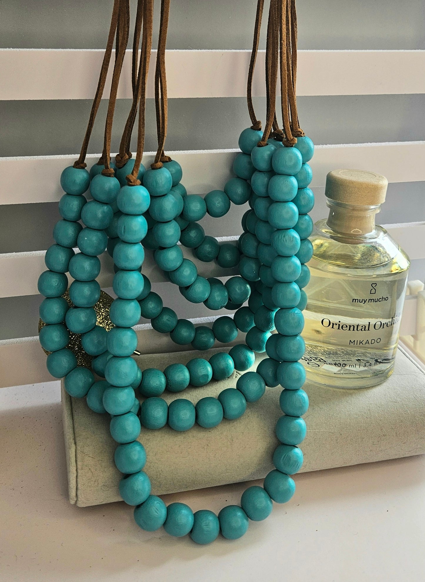Collier perle turquoise bois et cordon cuir
