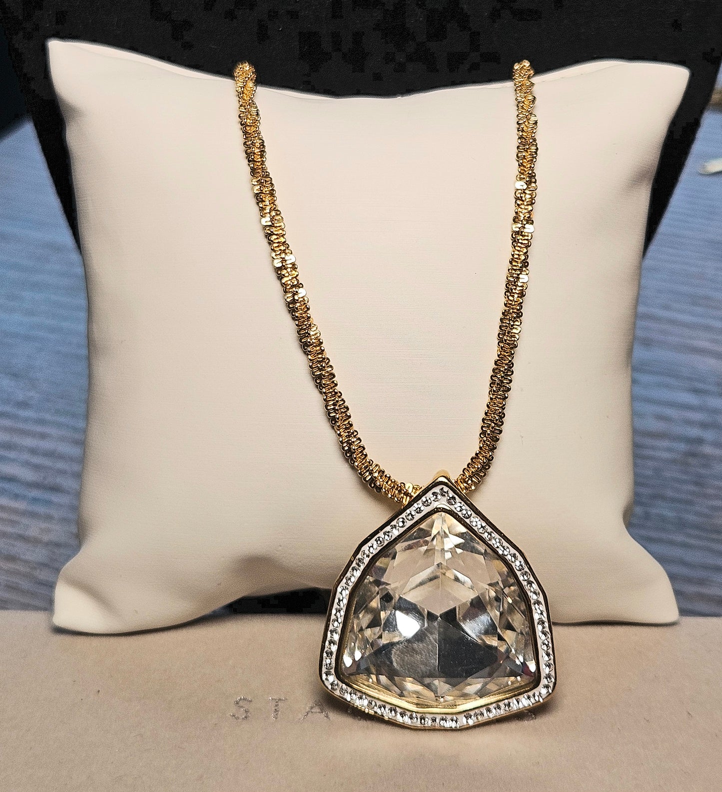 Collier grande taille cristal triangle