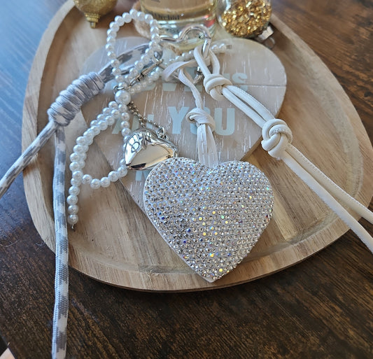 Grigri sac coeur strass avec noeud en perles