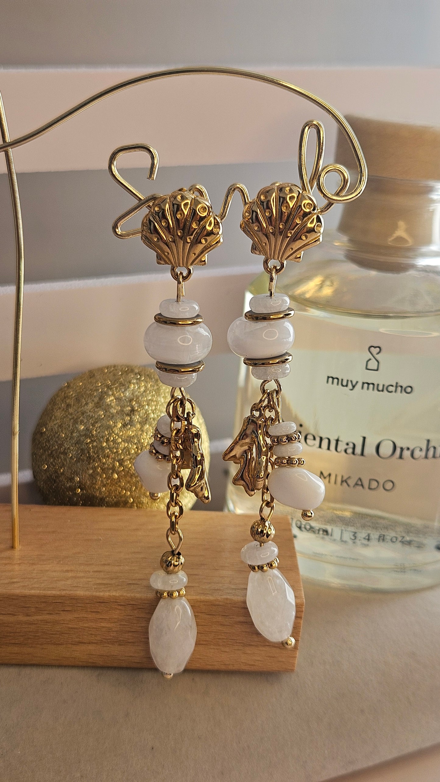 Boucles doreille pendantes verre perle blanche