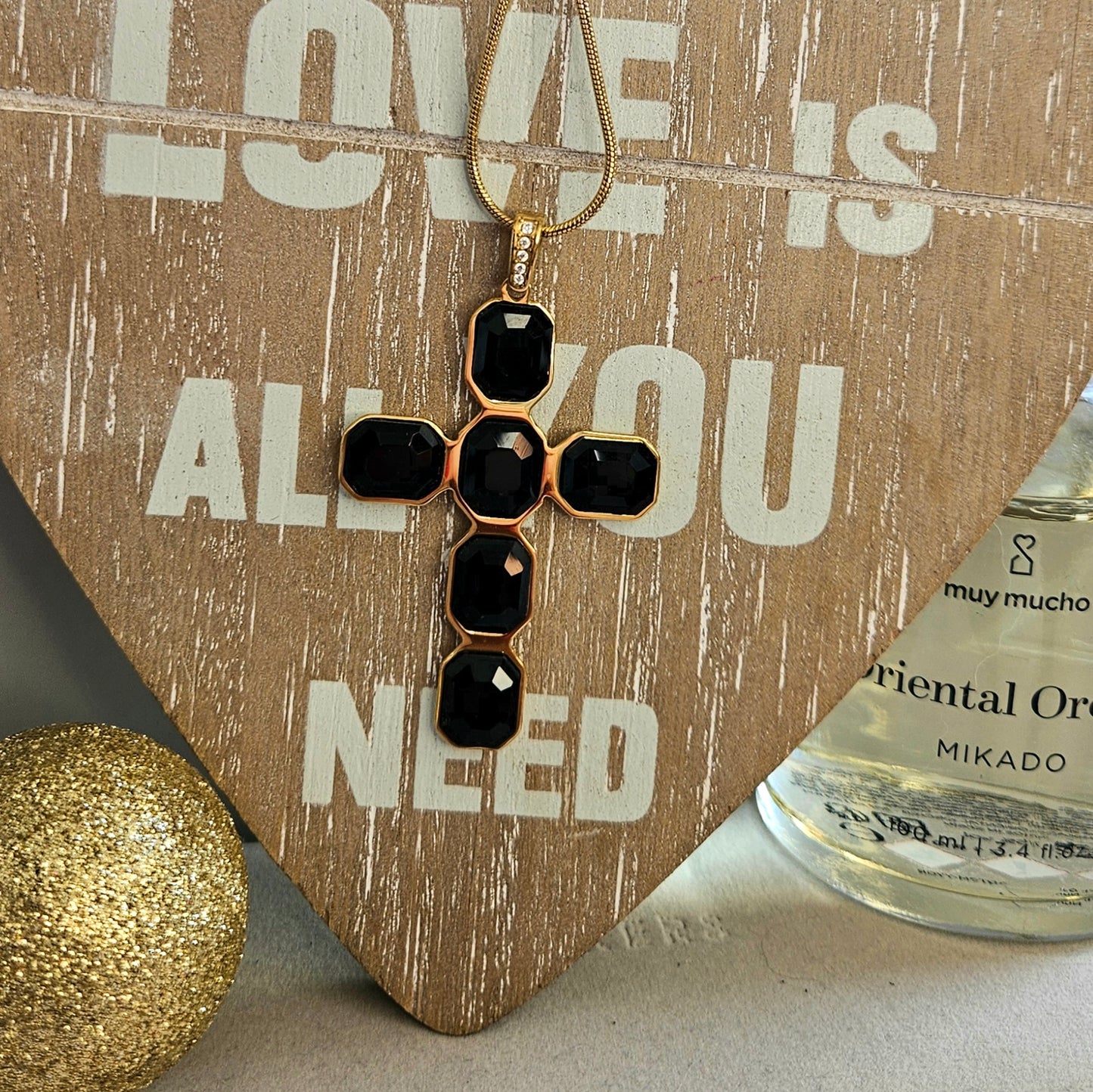 Collier croix noir cristal