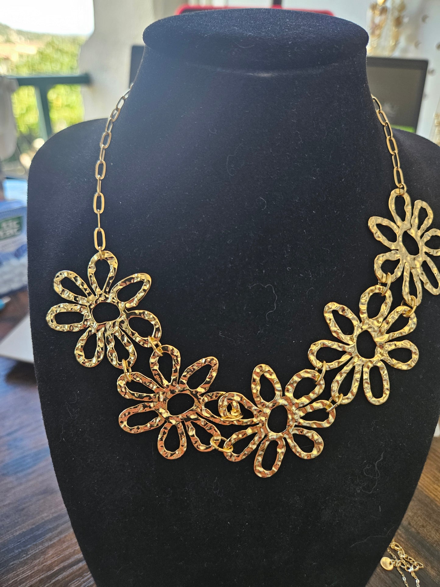 Collier fleur martelé