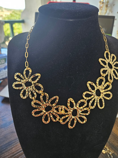 Collier fleur martelé