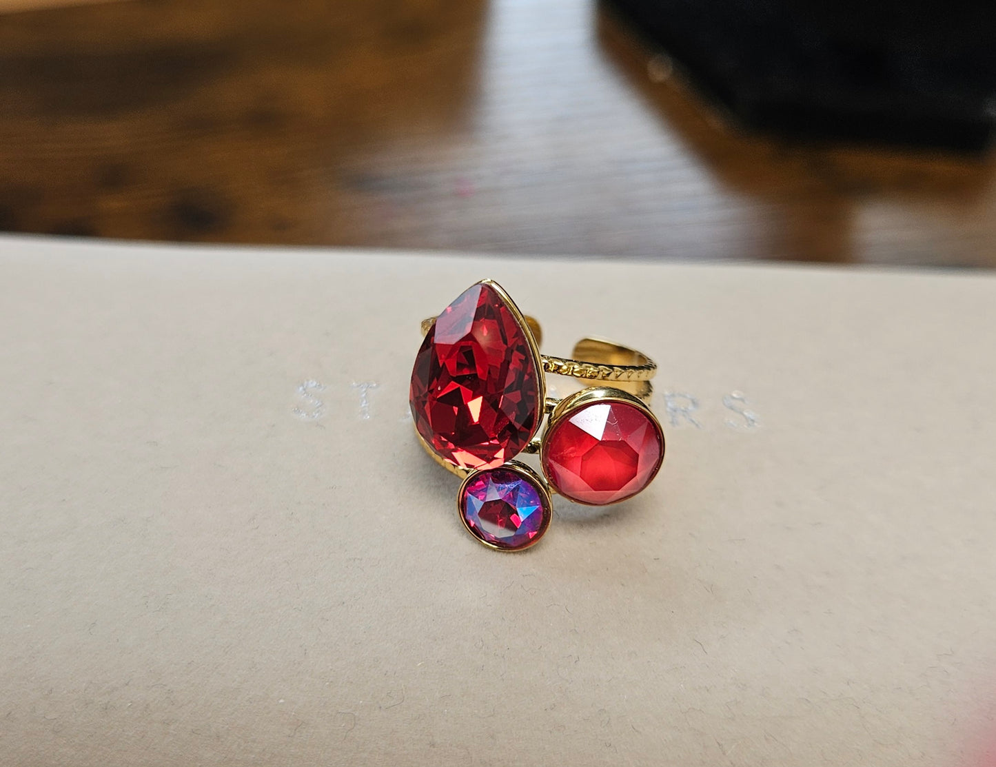Bague swarovski goutte rouge translucide