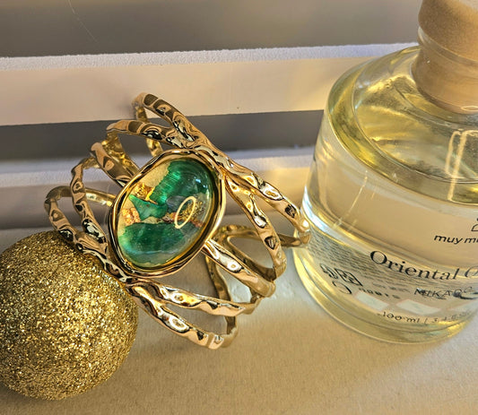 Bracelet manchette verte resine feuille d'or