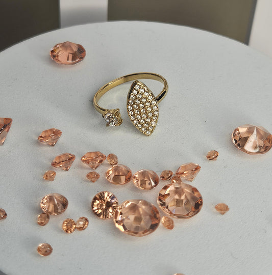 Bague ovale et zirconium