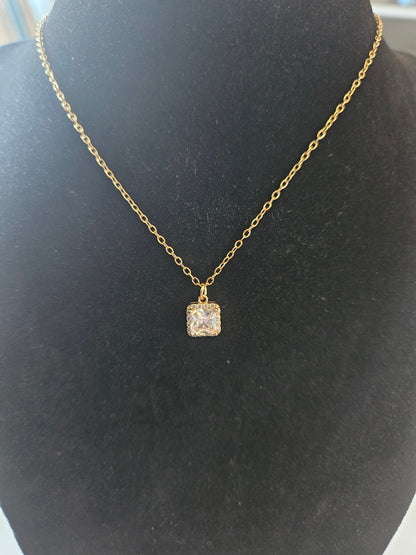 Collier zircon carré serti