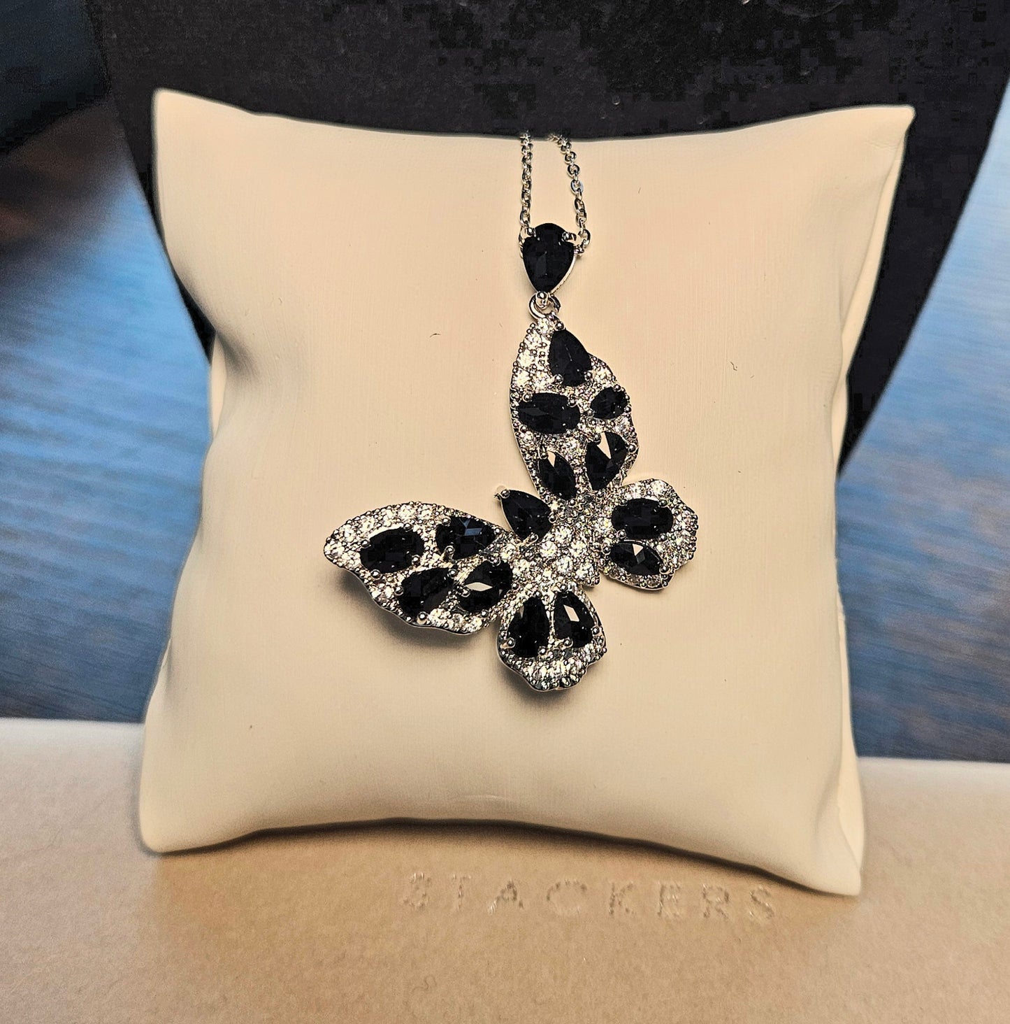 Collier cristal couleur argent noir papillon