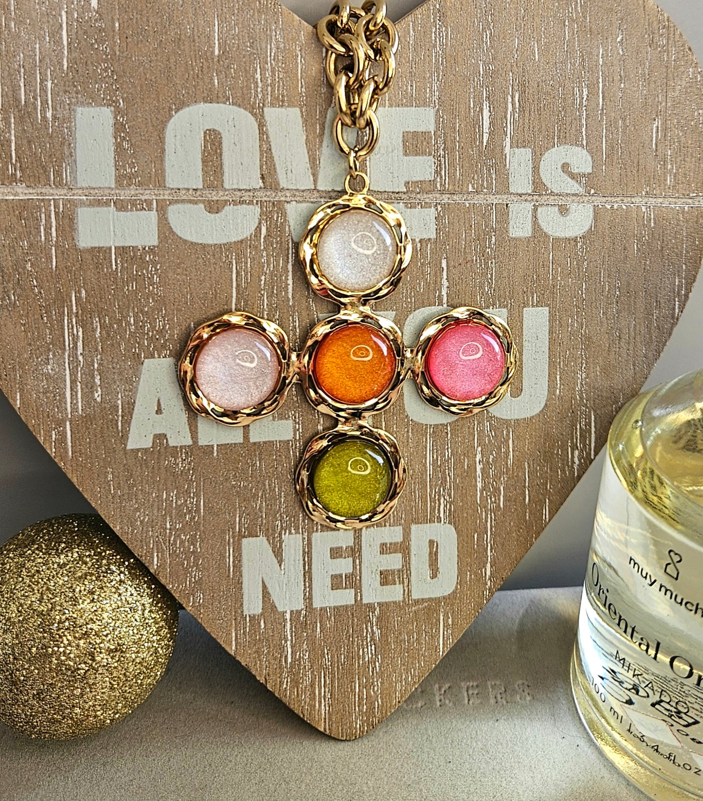 Collier croix multicolore verre