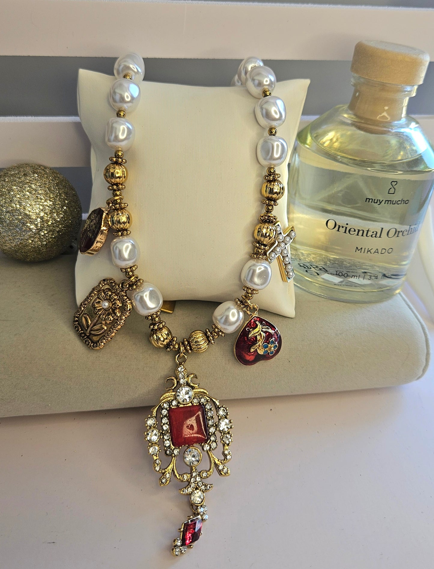 Collier perle et broche rouge