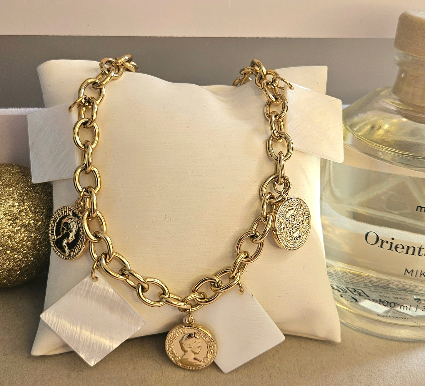 Collier piece nacre