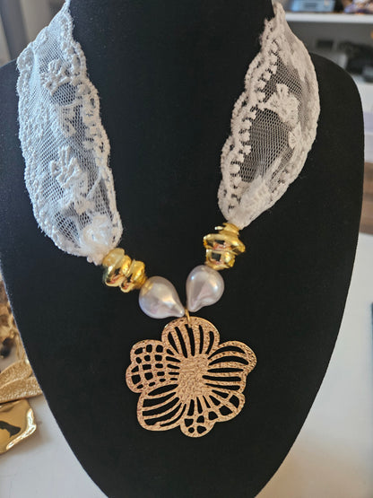 Collier fleur perle et