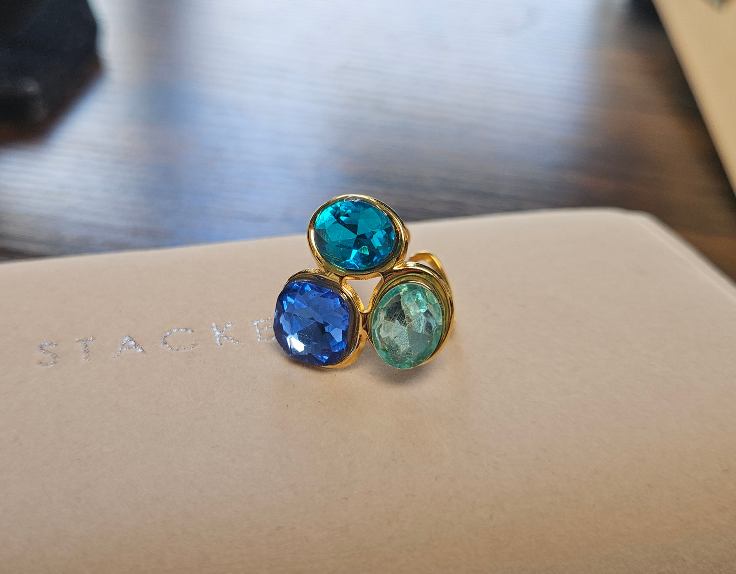 Bague cristal bleu trois pierres retro