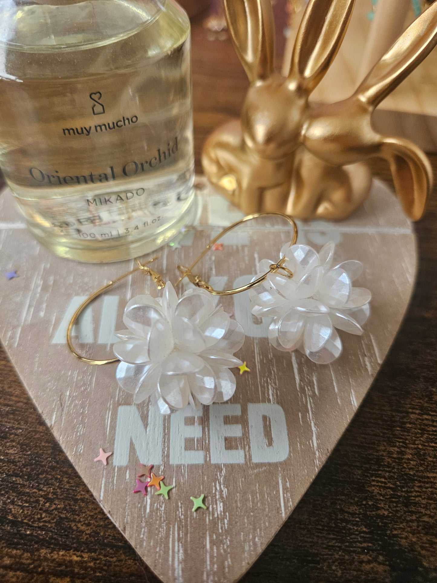 Boucles d'oreilles fleurs blanches nacree