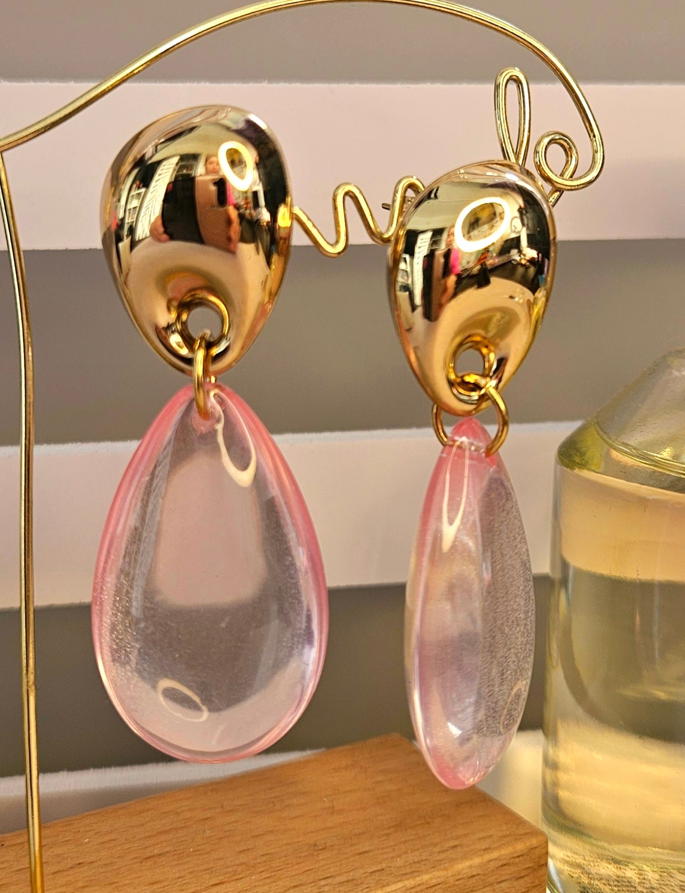 Boucles d'oreilles gouttes résine rose