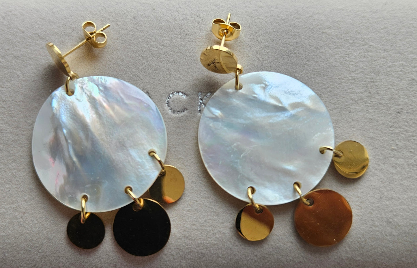 Boucles d'oreilles créoles nacré et pampilles