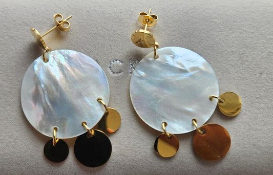 Boucles d'oreilles créoles nacré et pampilles