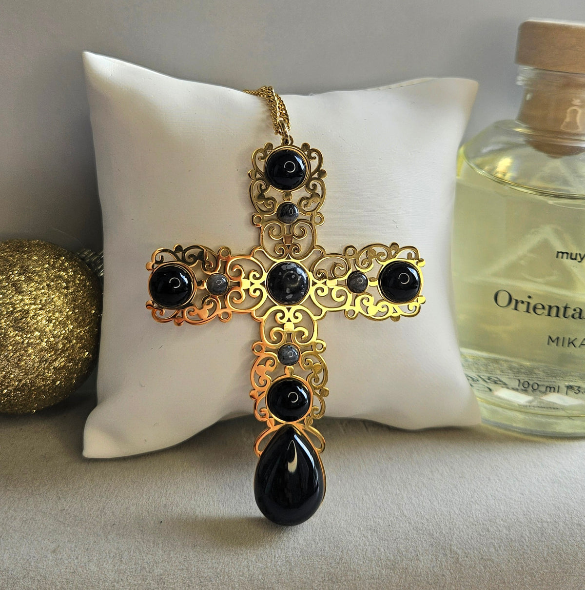 Collier sautoire croix pierre noire