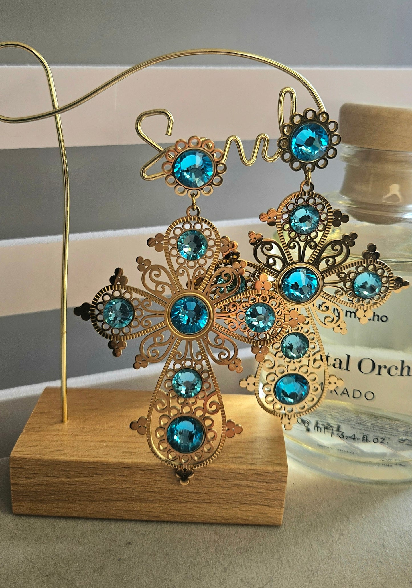 Boucles d'oreilles croix cristal bleu
