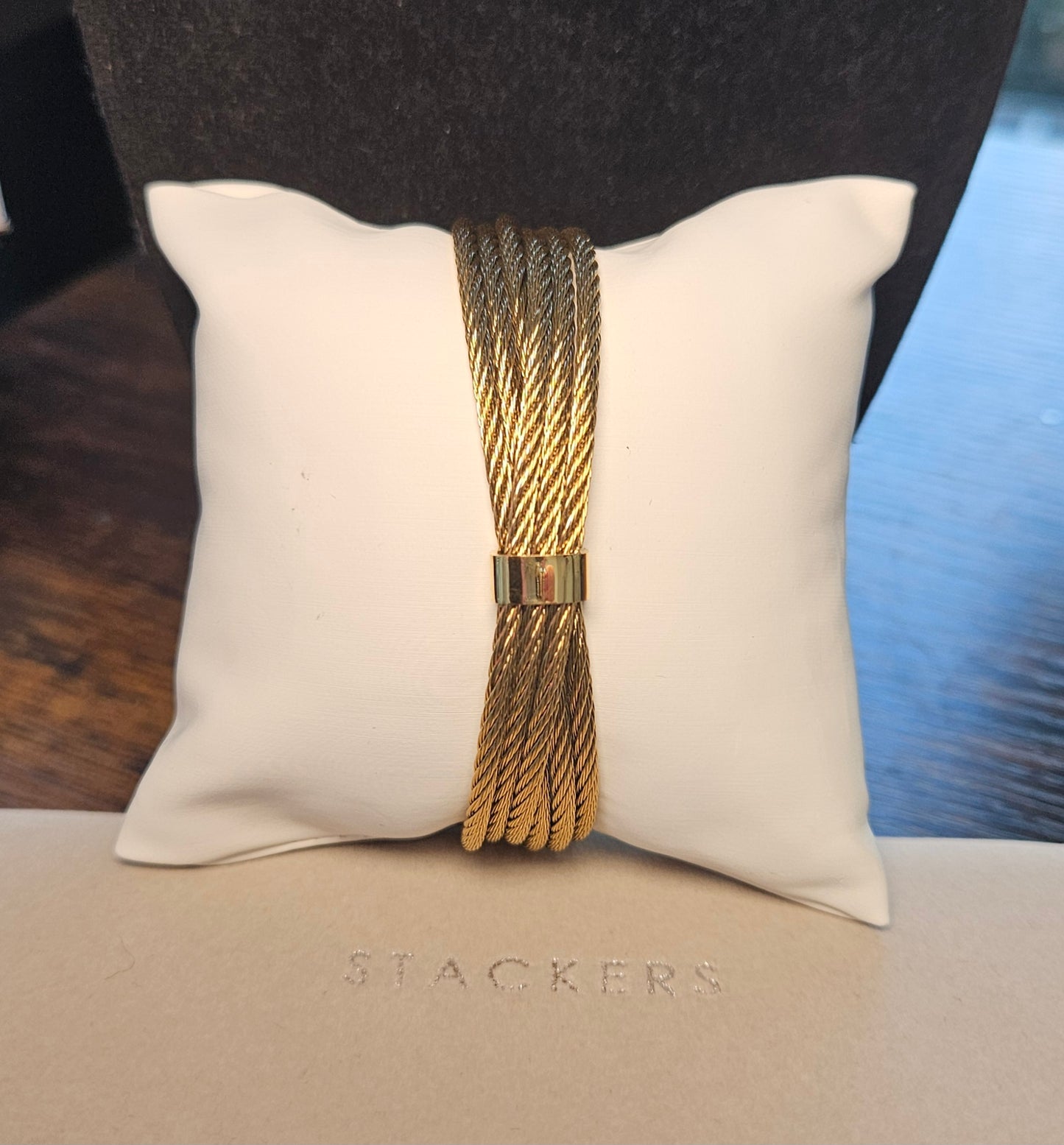 Bracelet multi cable resserré au milieu