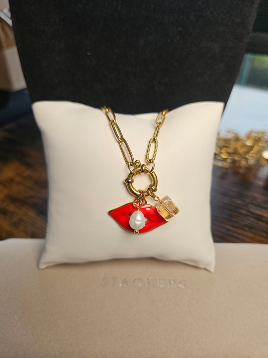 Collier bouche rouge et cube cristal