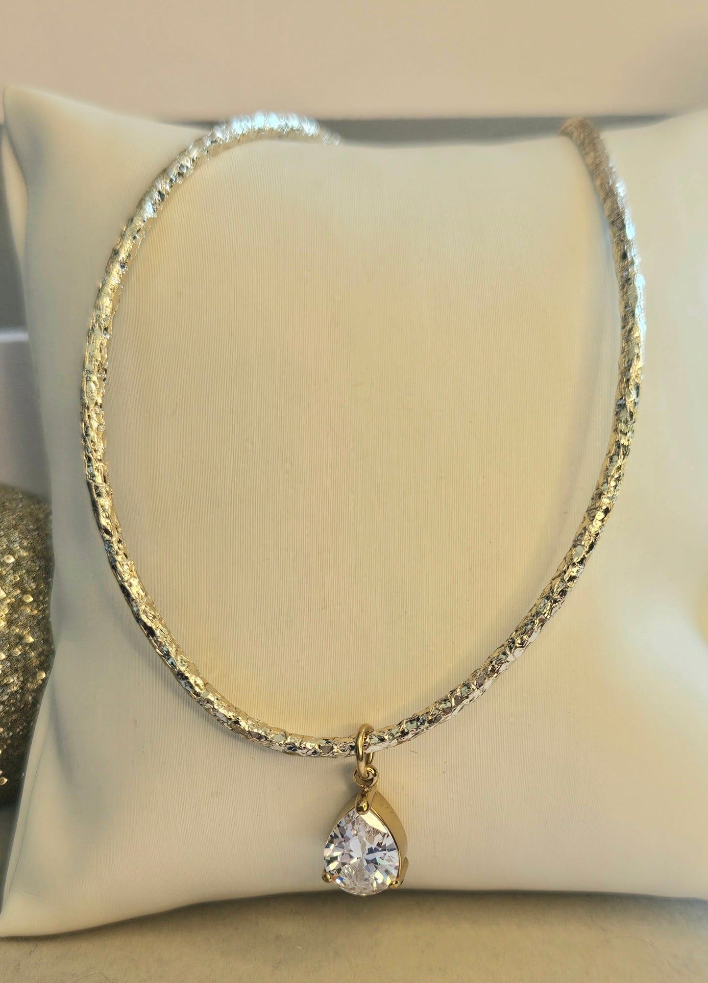 Collier cordon doré et gouttes zirconium