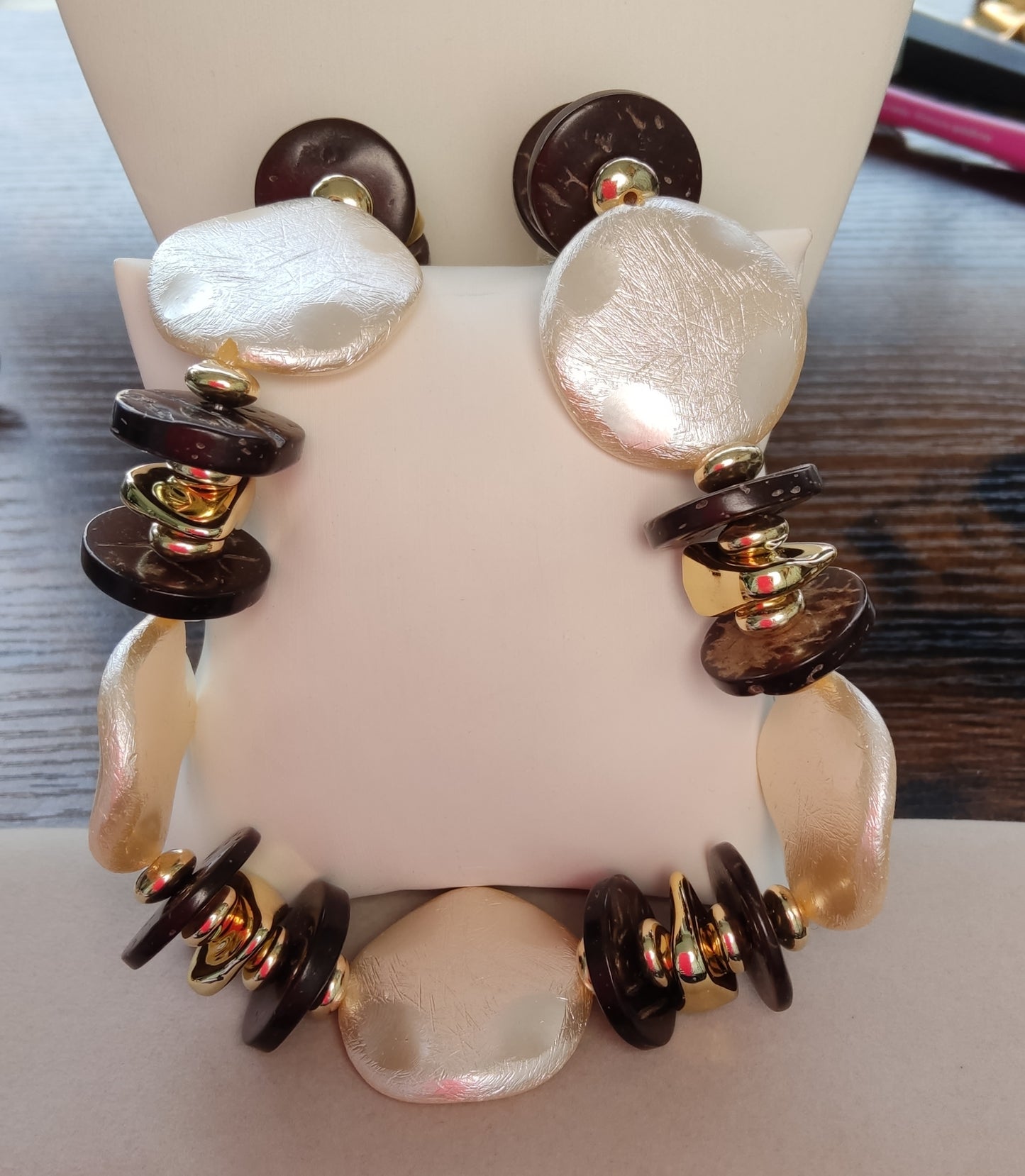 Collier perles nacrées et resine et acier